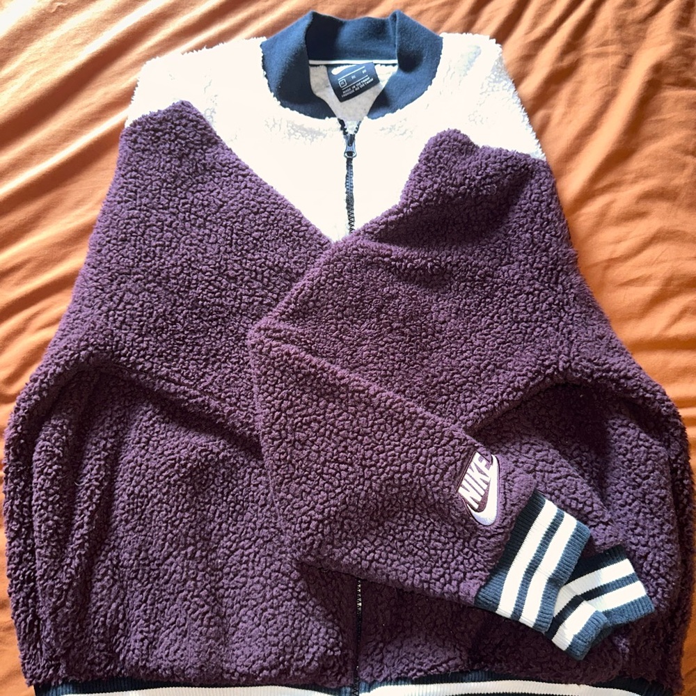 NIKE. XL. burgundy sherpa bomber jacket. great condition no stains or rips.